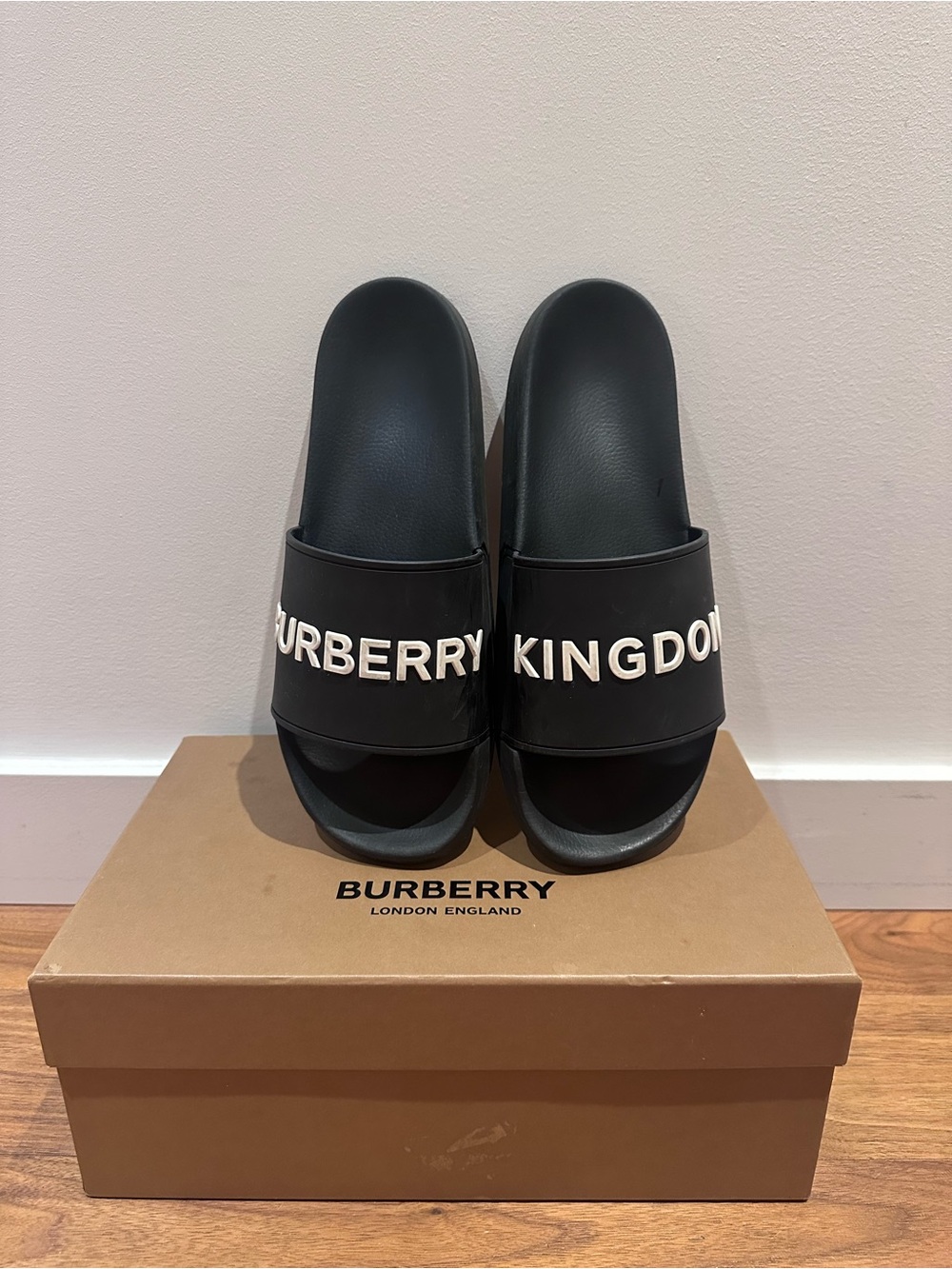 Burberry Black Rubber Kingdom Motif Pool Slides Size 44